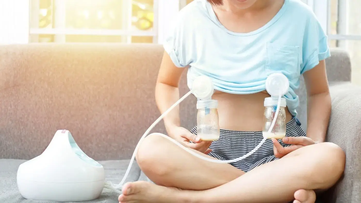 Muttermilch aufbewahren: So geht die sichere & hygienische Lagerung 2 Muttermilch abpumpen