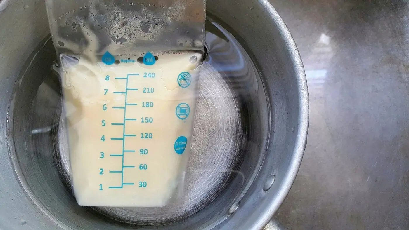Muttermilch aufbewahren: So geht die sichere & hygienische Lagerung 6 Muttermilch erwärmen