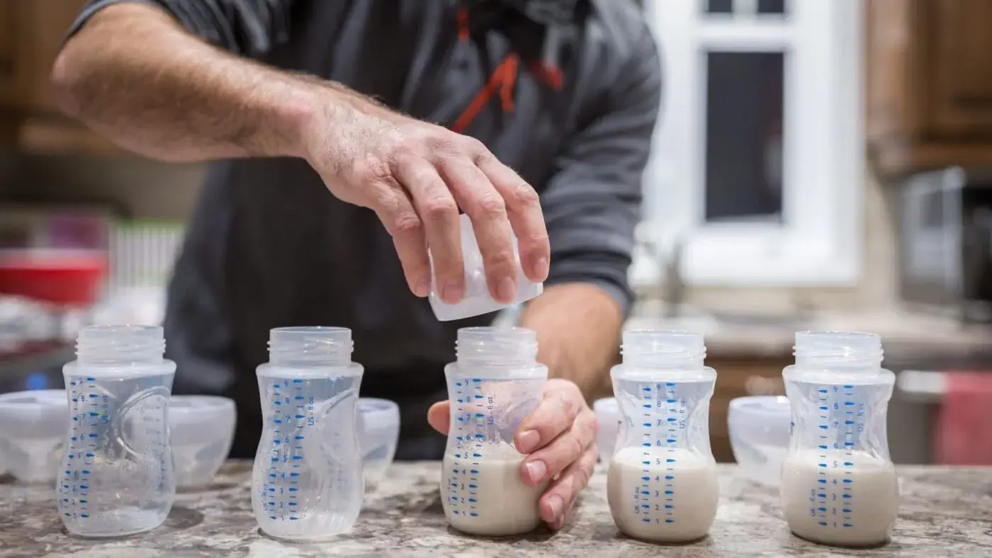 Muttermilch aufbewahren: So geht die sichere & hygienische Lagerung 4 Muttermilch erwaermen