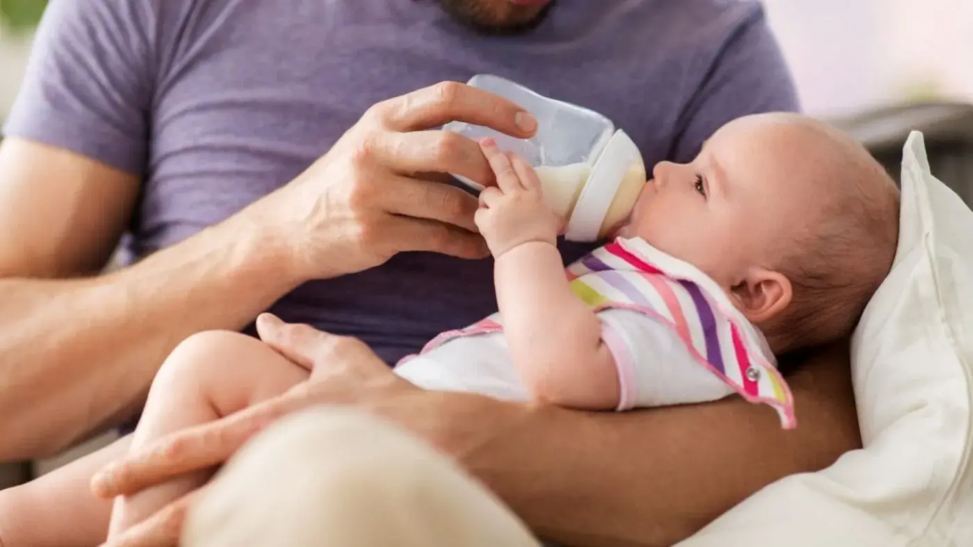 Muttermilch aufbewahren: So geht die sichere & hygienische Lagerung 7 Muttermilch füttern